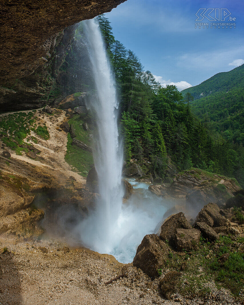 Mojstrana - Pericnik waterval De Pericnik waterval is een sprookjesachtige waterval in de Julische Alpen die je van alle kanten kan bekijken. Het water valt eerst 16 meter naar beneden tot de eerste rand en daalt dan 52 meter af.  Stefan Cruysberghs